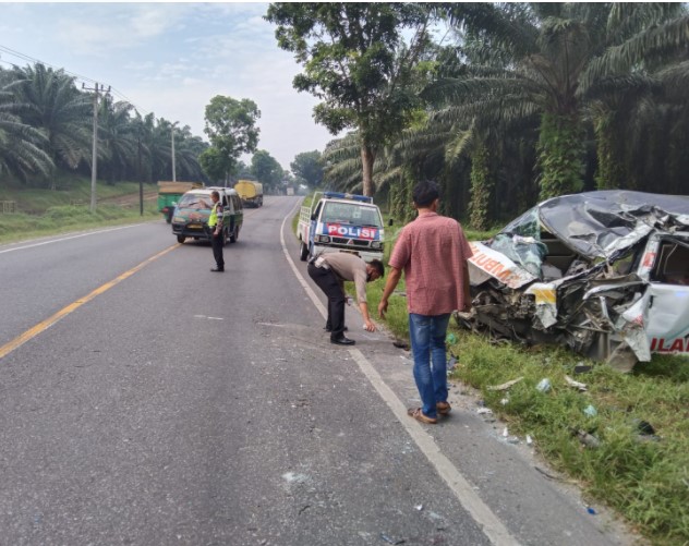  Ambulance Laga Truk Tronton, 1 Tewas dan 3 Luka-Luka