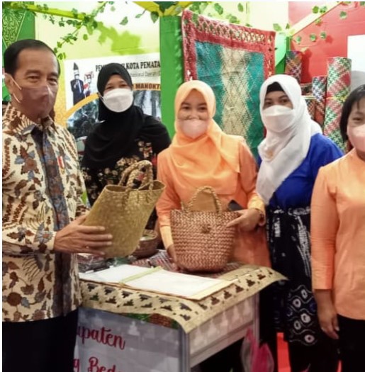  Pamerkan Produk Kerajinan Unggulan di Inacraft 2022, Presiden Jokowi Sambangi Stand Dekranasda Sergai