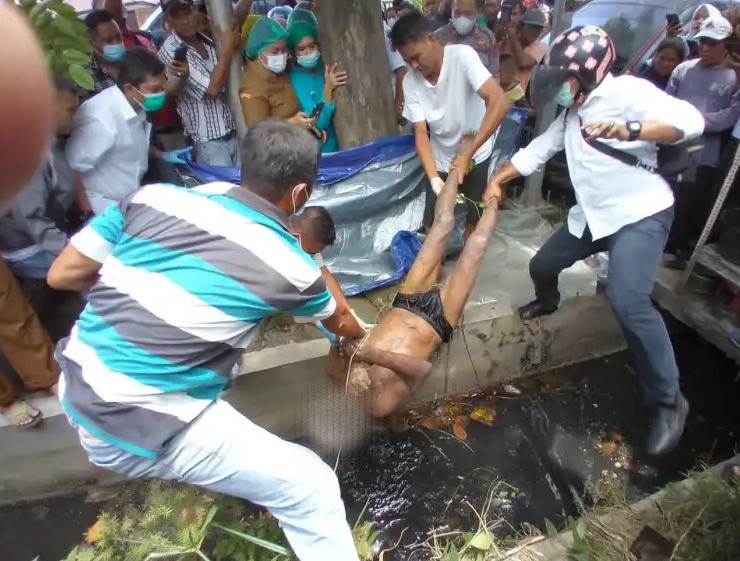  Mayat Dalam Parit Ditemukan Hanya Pakai Celana Dalam