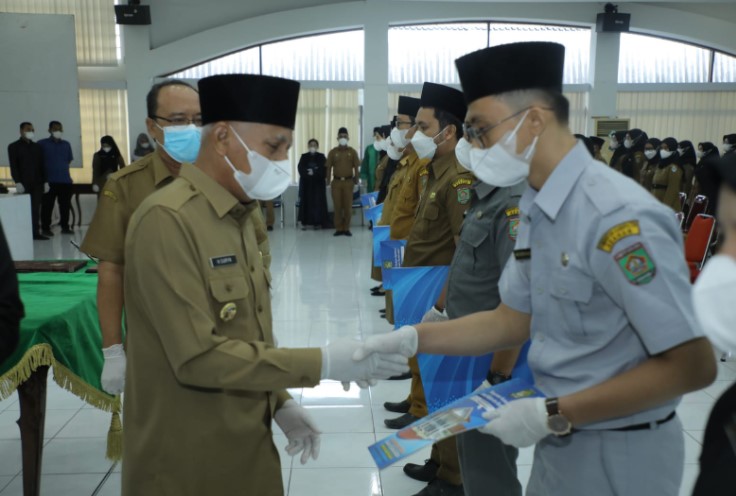  Bupati Asahan Serahkan Petikan Keputusan Tentang Pengangkatan PNS dan Mengambil Sumpah/Janji