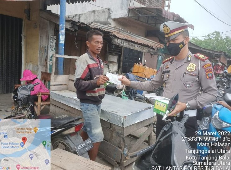  Kasatlantas Polres Tanjungbalai bagikan Masker kepada Warga