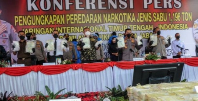  Polda Jabar Bongkar Peredaran Narkotika Internasional, 1,196 Ton Sabu dan 5 Pelaku Diamankan