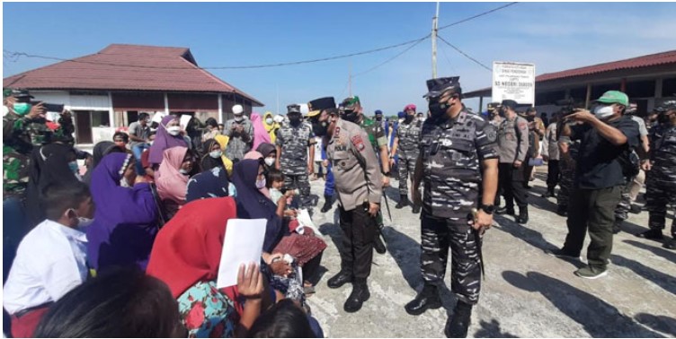  Kapolda Sumut dan Komandan Lantamal-1 Saksikan Vaksinasi Massal dan Serahkan BTPKLWN di Belawan