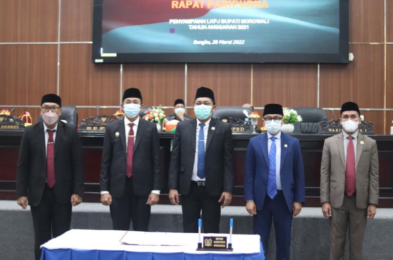  Bupati Morowali Sampaikan LKPJ Tahun Anggaran 2021 di Rapat Paripurna