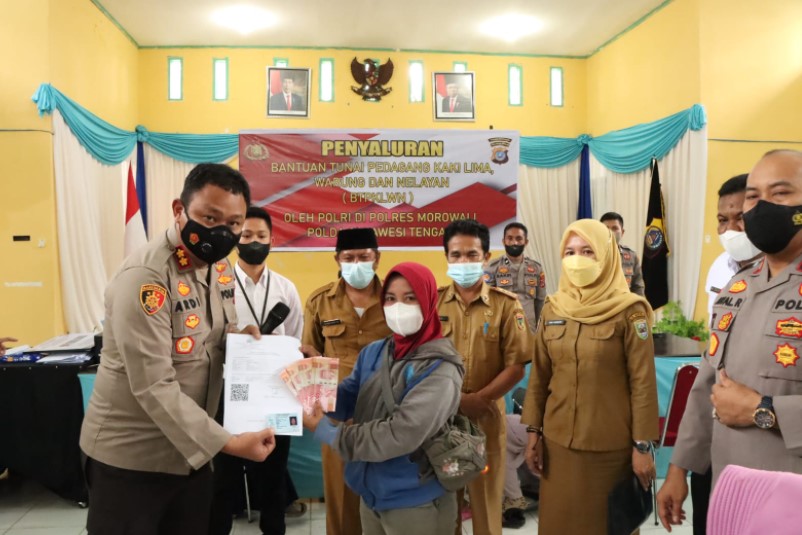  Polres Morowali Launching Penyaluran Bantuan Tunai Pedagang Kaki Lima, Warung dan Nelayan