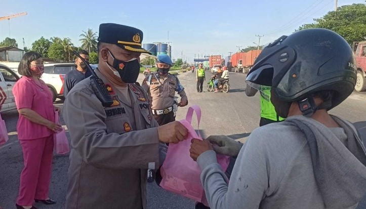 Polres Pelabuhan Belawan Bagikan Takjil Untuk Masyarakat yang Melintas di Ruas Jalan Pelabuhan Raya