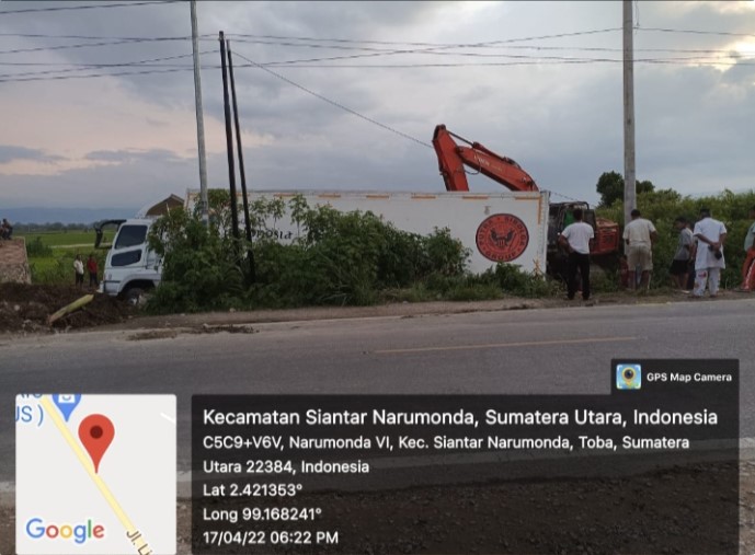 Mobil Barang Terguling Ke Sawah dan Tabrak Tiang Listrik