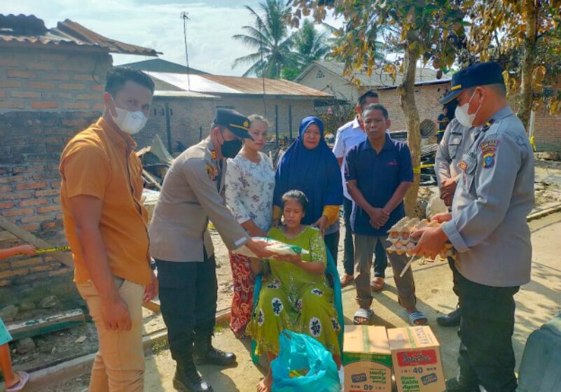  Polsek Perbaungan Serahkan Bantuan Sembako Untuk Korban Kebakaran di Dusun Duku