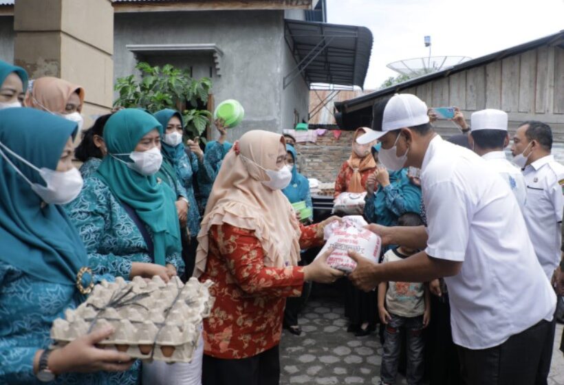 TP PKK dan DW Asahan Serahkan Bantuan Korban Kebakaran Desa Sei Apung