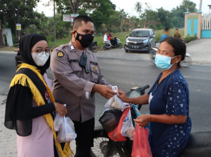  Kapolres Sergai Berbagi Takjil di Jalan Sei Rampah