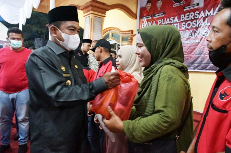  Bupati Darma Wijaya Berikan Bantuan 300 Paket Bansos Saat Buka Puasa Bersama di Perbaungan