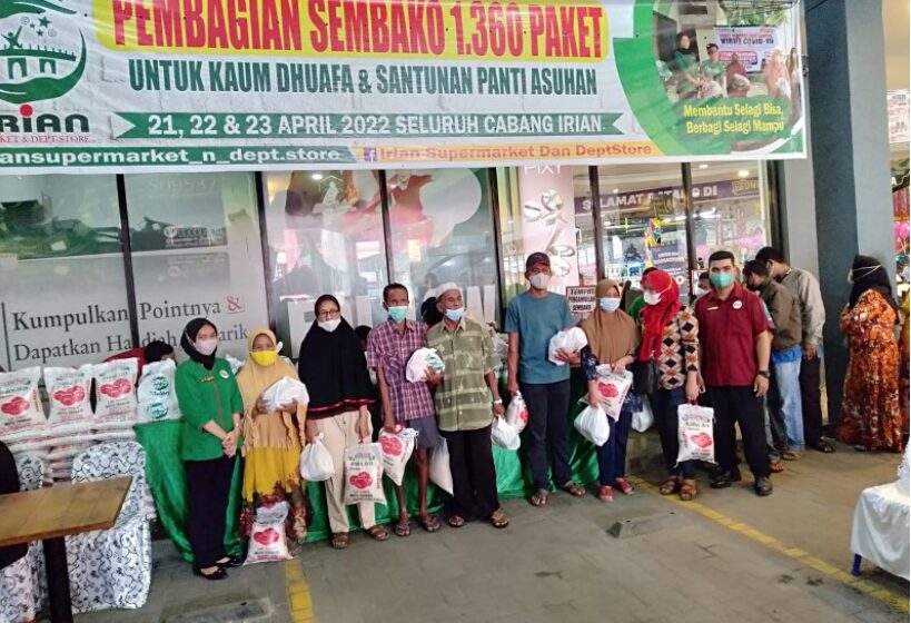  Irian Market Dept Store Salurkan 150 Paket Sembako Ramadhan