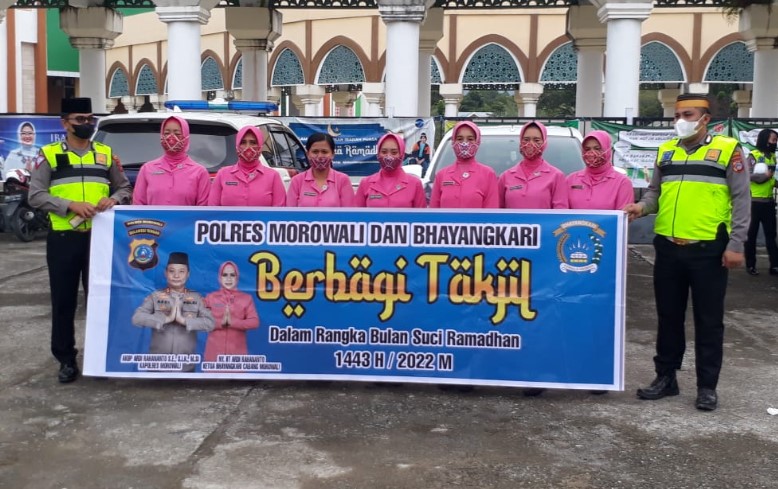  Polres Morowali Bersama Bhayangkari Bagi-Bagi Takjil