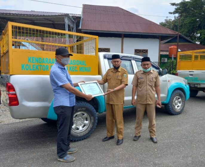 PT Hengjaya Mineralindo Serahkan 2 Unit Mobil Operasional Kolektor Sampah Untuk Kecamatan Bungku Pesisir dan Menuai Kepulauan