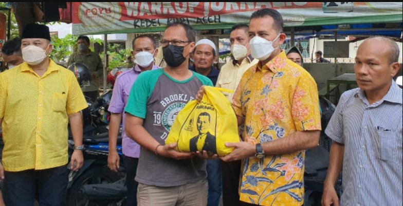  Kunjungi Warkop Jurnalis, Ketua Golkar Sumut Bagi Sembako dan THR untuk Wartawan