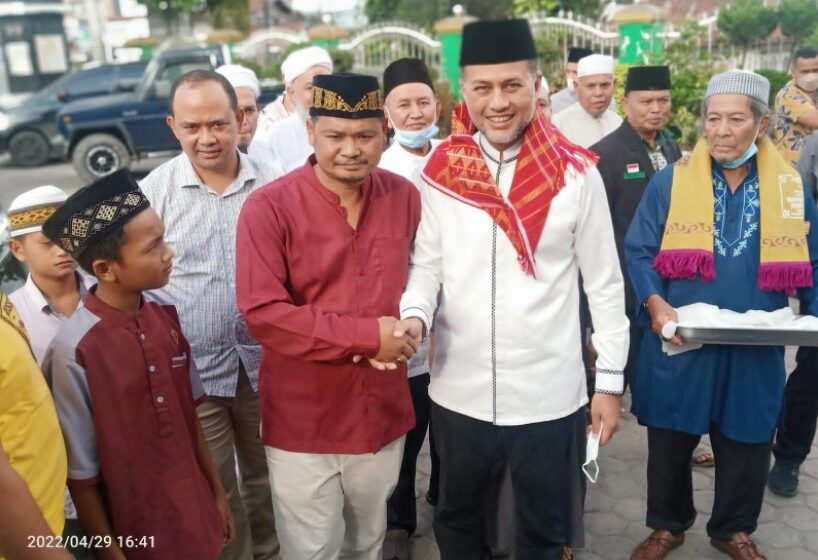 DPD Golkar Karo Dampingi Wagub Sumut Serahkan Mobil Jenazah di Masjid Agung Kabanjahe