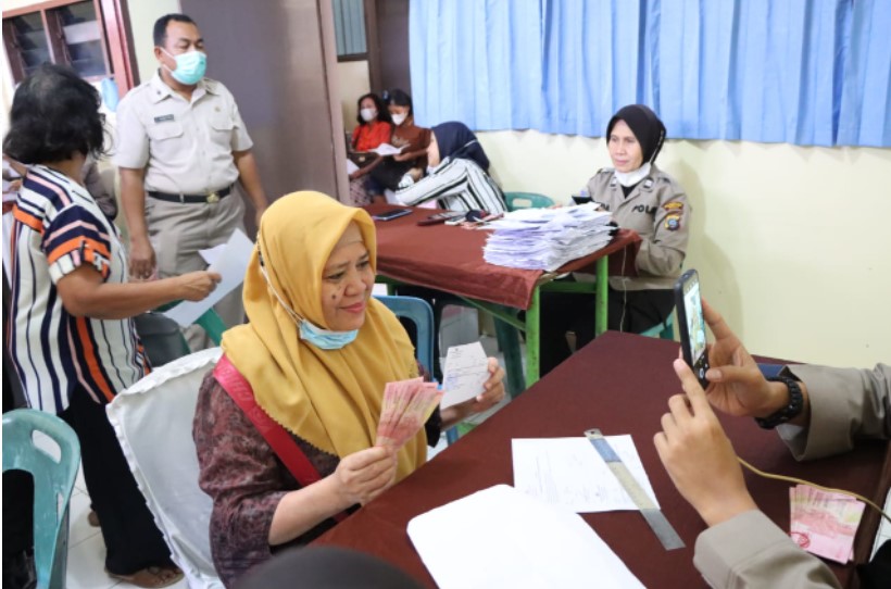  Polrestabes Medan Kembali Salurkan Bantuan Tunai Kepada Pedagang dan Warga Kurang Mampu