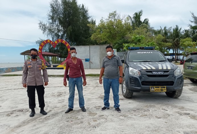  Patroli di Pantai Wisata, Polsek Labuhan Ruku Ingatkan Pengunjung Jaga Keselamatan