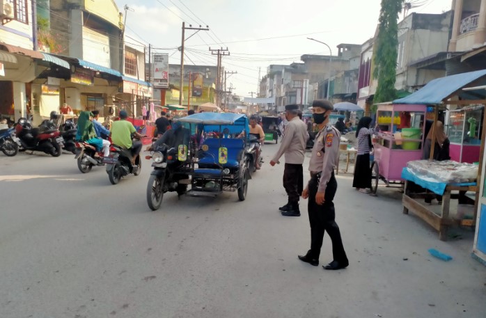  Pasar Tumpah Dikawal Polsek Labuhan Ruku, Warga Berbelanja Jelang Berbuka Puasa Nyaman dan Aman