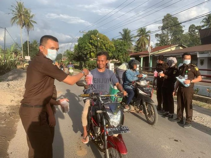  Peduli Umat Islam Berpuasa Ramadhan 1443 H, Cabjari Karo Berbagi Takjil di Tigabinanga