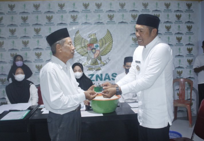 Wakil Bupati Morowali Serahkan Zakat Fitrah di Kantor Baznas