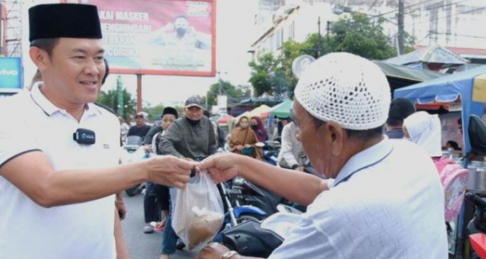  Ketua Harian Golkar Tanjungbalai Bagikan Takjil Kepada Masyarakat