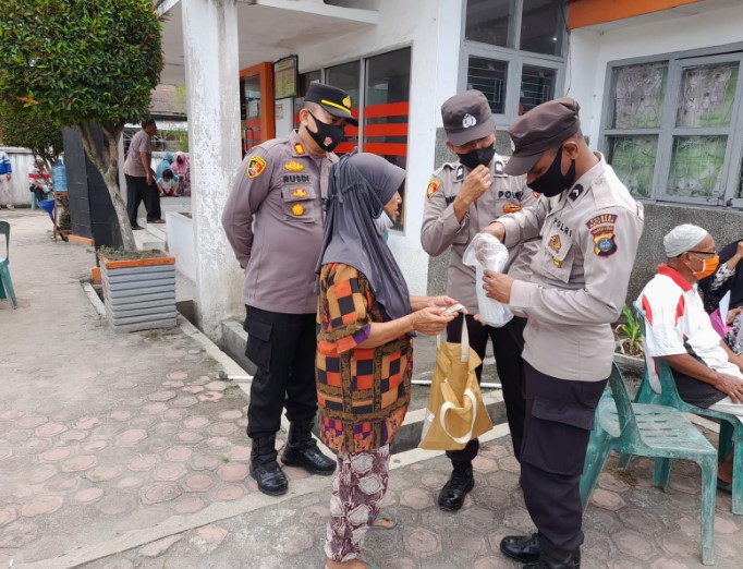 Dikawal Polsek Lima Puluh, Penyaluran BLT di Kantor Pos Aman dan Terlindungi