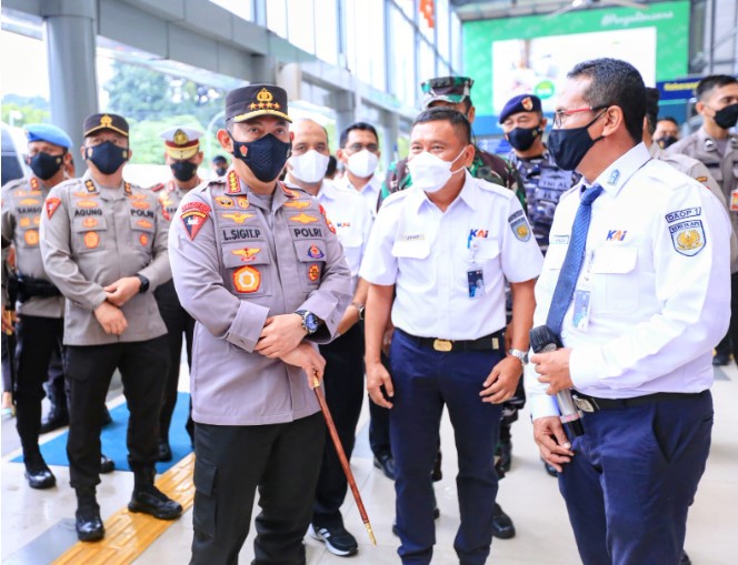  Tinjau Stasiun Pasar Senen, Kapolri Imbau Warga Mudik Sebelum Tanggal 28 April