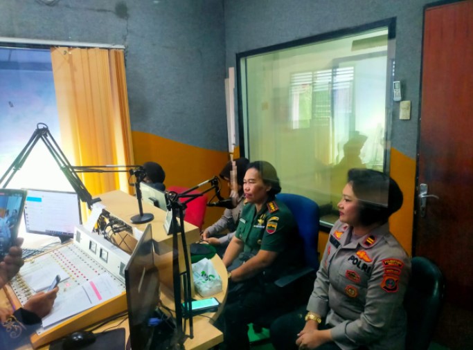 Polwan Polda Sumut Bersama Korp Wanita TNI Peringati Hari Kartini di Radio Suara Medan