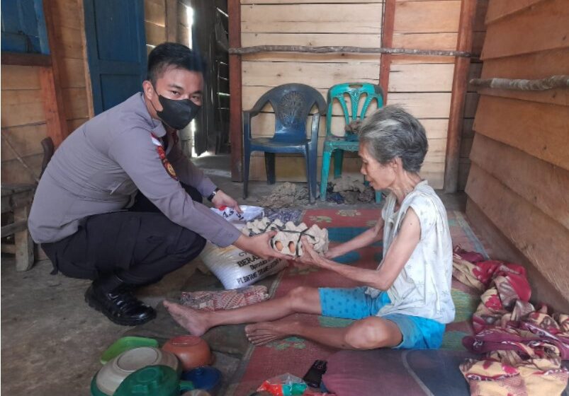 Kunjungi Keluarga Kurang mampu, Bhabinkamtibmas Polsek Lahewa Berikan Tali Asih