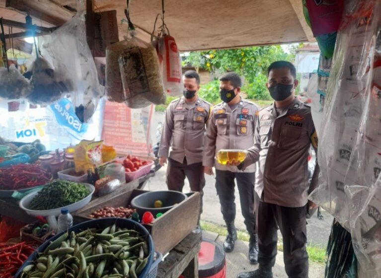 Jelang Lebaran, Polsek Lahewa Monitoring Harga dan Ketersedian Minyak Goreng