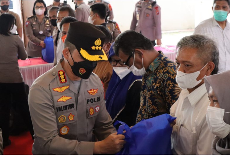  Kapolrestabes Medan Gelar Vaksinasi Massal Pekerja Buruh dan Bagi Sembako