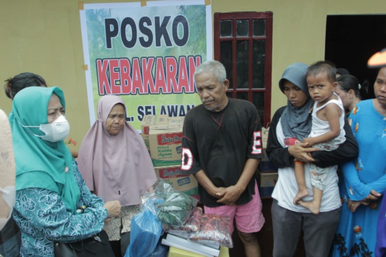  Ketua TP PKK Asahan Bantu Korban Kebakaran di Gang Dam