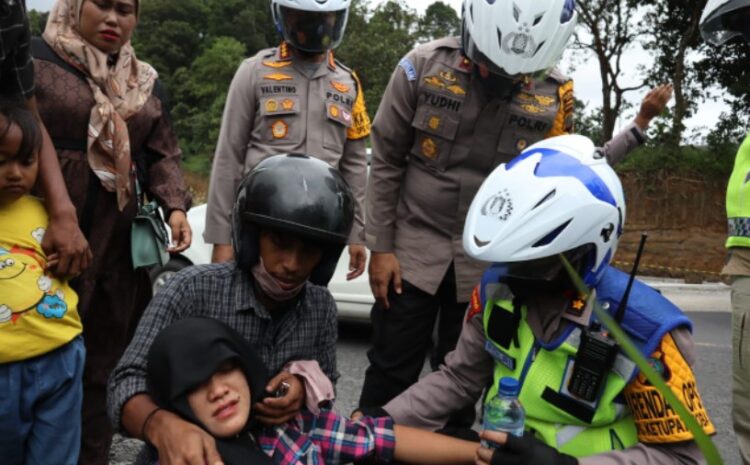  Seorang Ibu Terjatuh dari Sepeda Motor, Tim Patroli Polrestabes Medan Urai Kepadatan Arus Lalulintas