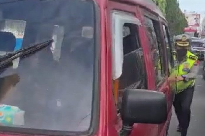  Atasi Kemacetan, Kasubditregident Polda Sumut Turun Langsung Atur Lalin dan Dorong Mobil Mogok