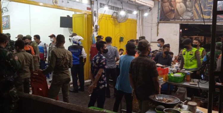  Personel Gabungan Imbau Pengelola Kuliner di Jalan S Parman Terapkan Prokes