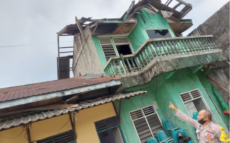 Polrestabes Medan Cek Rumah Korban Bencana Angin Puting Beliung