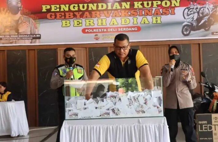  Polresta Deli Serdang Gelar Penarikan Undian Door Prize Gebyar Vaksinasi Presisi