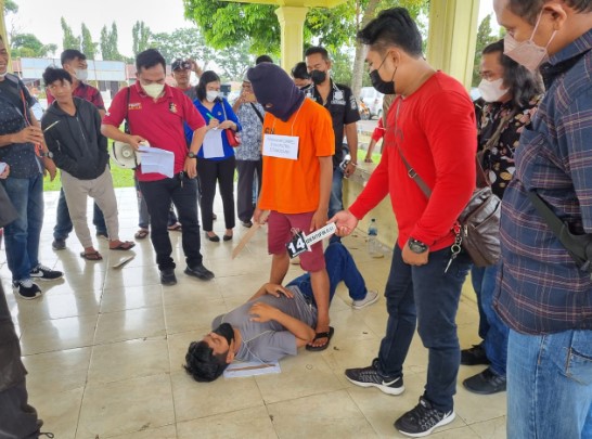  Satreskrim Polres Simalungun Gelar Rekontruksi Pembunuhan Sadis di Kamar Kos