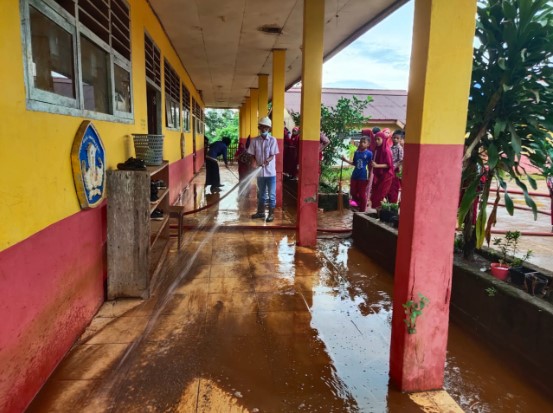  SDN Bungintimbe Terdampak Banjir, PT Agro Nusa Abadi Atasi Kelangkaan Air Bersih