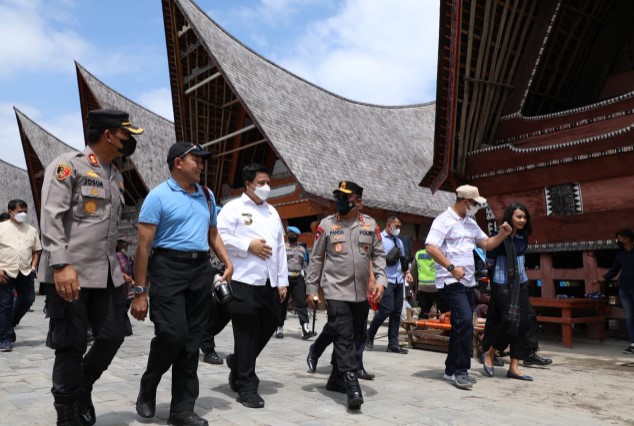  Kunjungi Kampung Ulos Hutaraja, Kabaharkam Polri: Kita Jaga Warisan Budaya