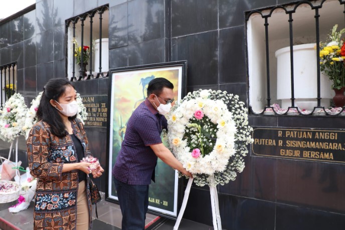  Ziarah ke Makam Sisingamangaraja XII, Kabaharkam: Penghormatan Bagi Pahlawan