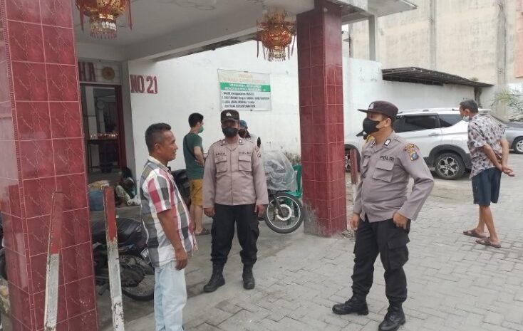  Sat Binmas Polrestabes Medan Sampaikan Pesan Kamtibmas dan Bagi Masker Untuk Jemaat Candi Buddha