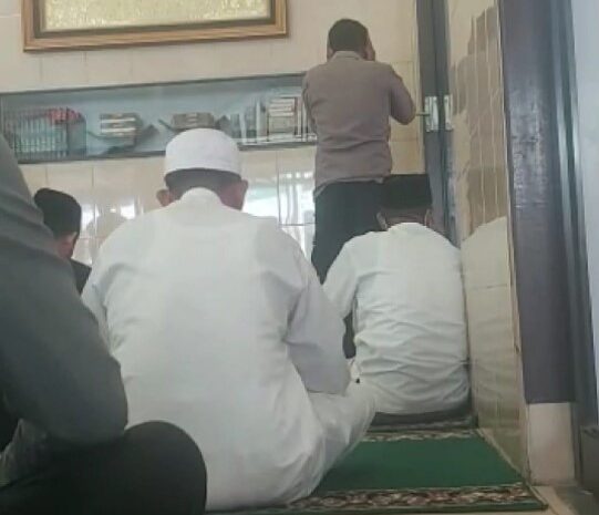 Ini Sosok Polisi Yang Mengumandangkan Adzan Shollat Jum’at di Masjid Al Basyir Rusmi Gang Solo