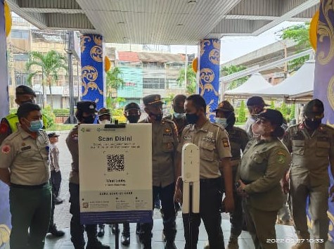 Personel Gabungan Imbau Pengunjung dan Bagi Masker di Thamrin Plaza