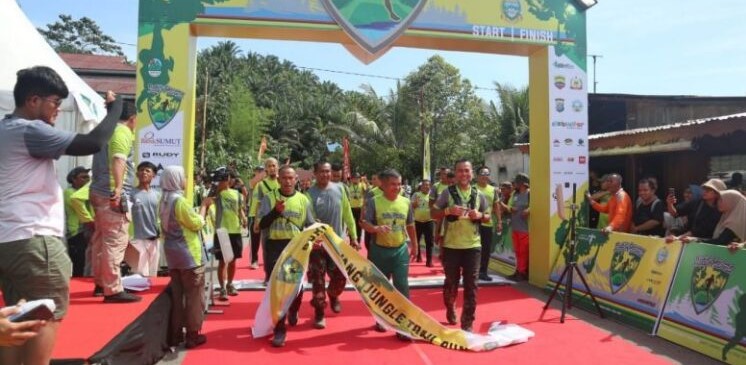  Brimob Polda Sumut Meriahkan Destinasi Wisata Bukit Lawang Jungle Run 2022