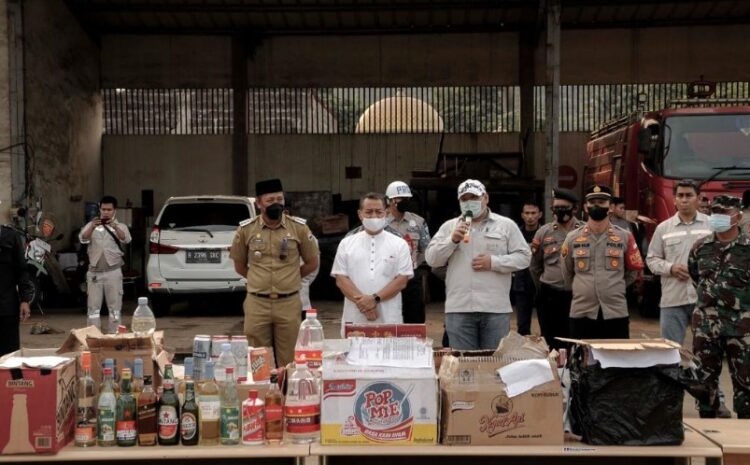  Satgas Pam Obvitnas PT IMIP Musnahkan Ratusan Botol Miras dan Ribuan Rokok Ilegal