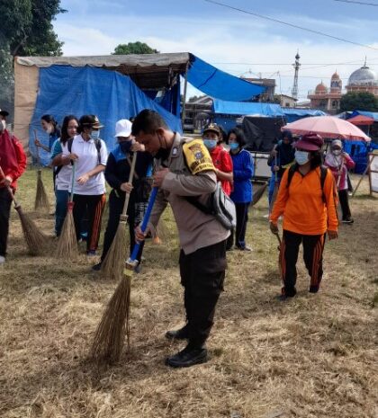  Bhabinkamtibmas Polres Simalungun Ajak Masyarakat Jaga Kebersihan Lokasi Pasar Malam dan Dukung Pertumbuhan Ekonomi