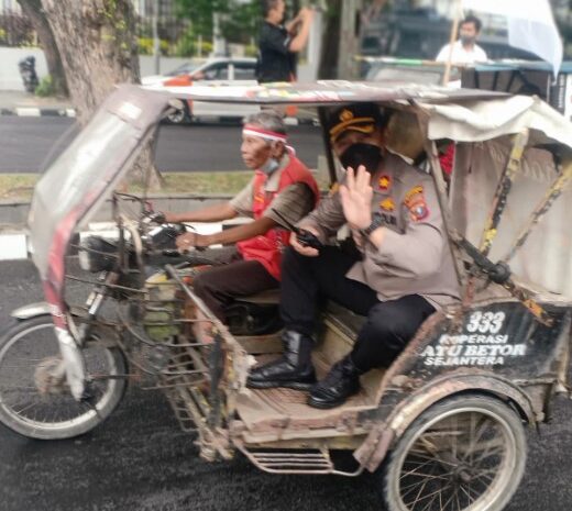 Kawal Aksi Unjuk Rasa, Kapolsek Medan Baru Naik Betor Milik Pendemo