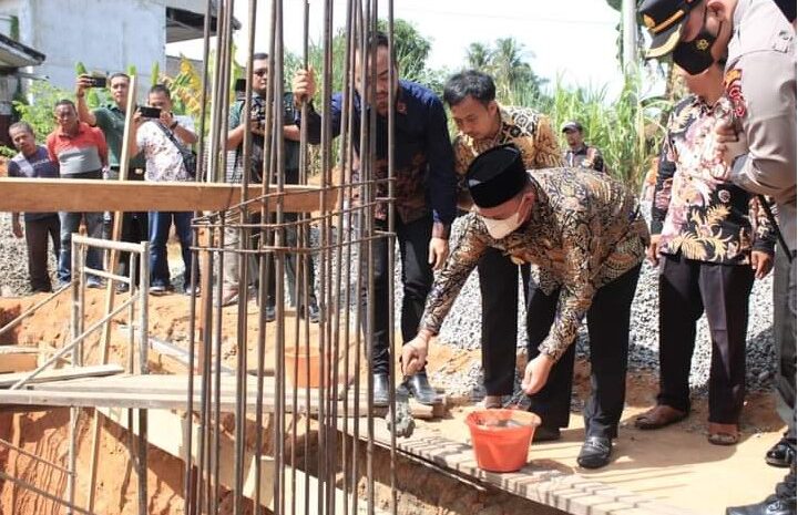 Bupati Labuhanbatu Letakkan Batu Pertama Pembangunan Manara Masjid Al-Amin